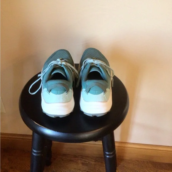 Stylish Oboz Teal Athletic Shoes for Women - Picture 4 of 9